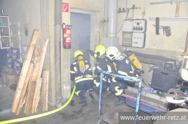 Foto 10, 29.11.2018, Brand nach Explosion - Kfz-Werkstätte als Übungsgebäude