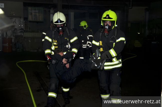 Foto 11, 29.11.2018, Brand nach Explosion - Kfz-Werkstätte als Übungsgebäude