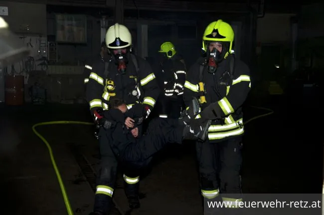 Foto 11, 29.11.2018, Brand nach Explosion - Kfz-Werkstätte als Übungsgebäude