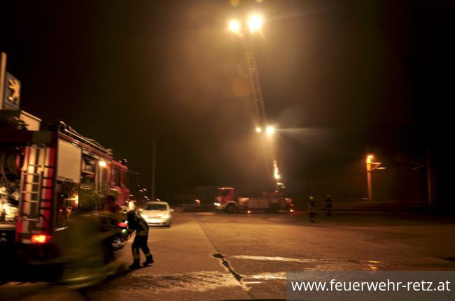 Foto 12, 29.11.2018, Brand nach Explosion - Kfz-Werkstätte als Übungsgebäude