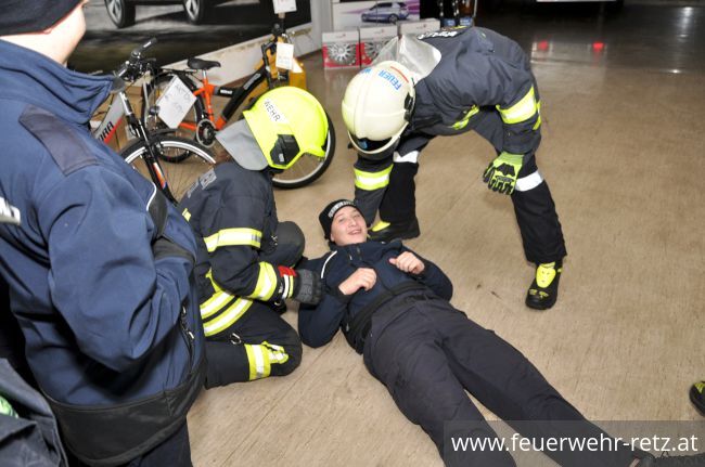 Foto 13, 29.11.2018, Brand nach Explosion - Kfz-Werkstätte als Übungsgebäude