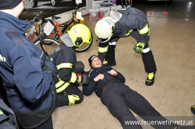 Foto 13, 29.11.2018, Brand nach Explosion - Kfz-Werkstätte als Übungsgebäude