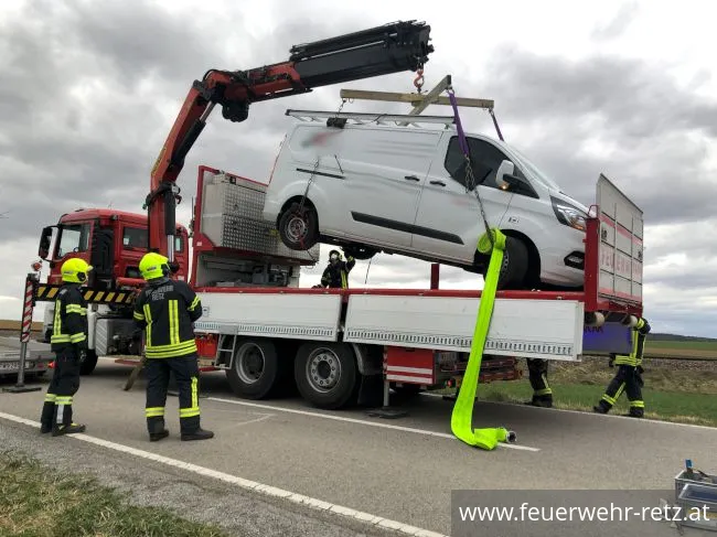 Foto 5, 07.04.2022, Technischer Einsatz - Fahrzeugbergung