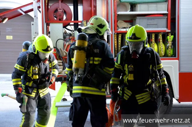 Foto 4, 25.05.2018, Übung in Tiefgarage - PKW-Brand mit vermissten Personen