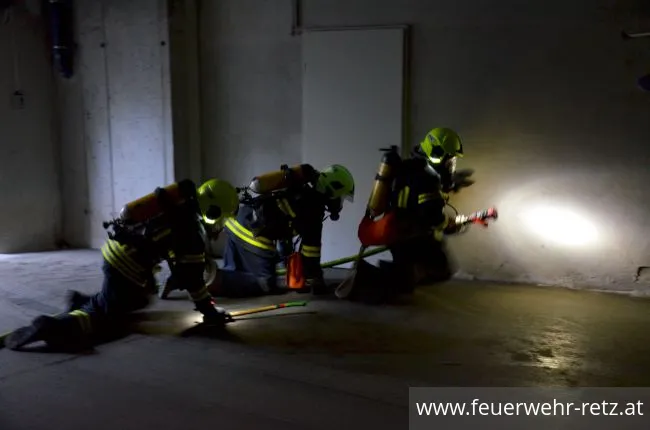Foto 8, 25.05.2018, Übung in Tiefgarage - PKW-Brand mit vermissten Personen