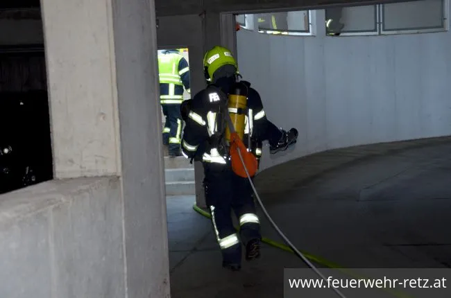 Foto 18, 25.05.2018, Übung in Tiefgarage - PKW-Brand mit vermissten Personen