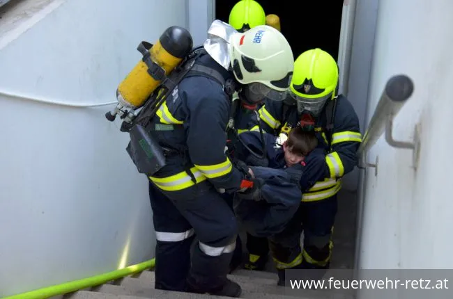Foto 20, 25.05.2018, Übung in Tiefgarage - PKW-Brand mit vermissten Personen