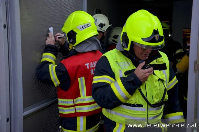 Foto 21, 25.05.2018, Übung in Tiefgarage - PKW-Brand mit vermissten Personen
