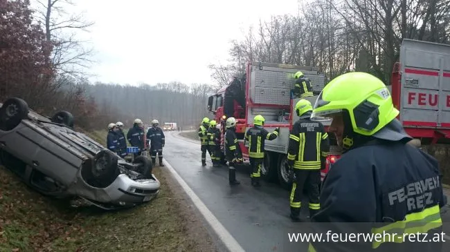 Foto 3, 15.12.2017, Technischer Einsatz - Fahrzeugbergung nach Verkehrsunfall Foto 3, 15.12.2017, Technischer Einsatz - Fahrzeugbergung nach Verkehrsunfall