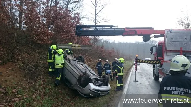 Foto 5, 15.12.2017, Technischer Einsatz - Fahrzeugbergung nach Verkehrsunfall Foto 5, 15.12.2017, Technischer Einsatz - Fahrzeugbergung nach Verkehrsunfall