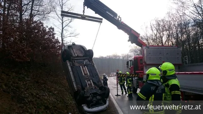Foto 6, 15.12.2017, Technischer Einsatz - Fahrzeugbergung nach Verkehrsunfall Foto 6, 15.12.2017, Technischer Einsatz - Fahrzeugbergung nach Verkehrsunfall