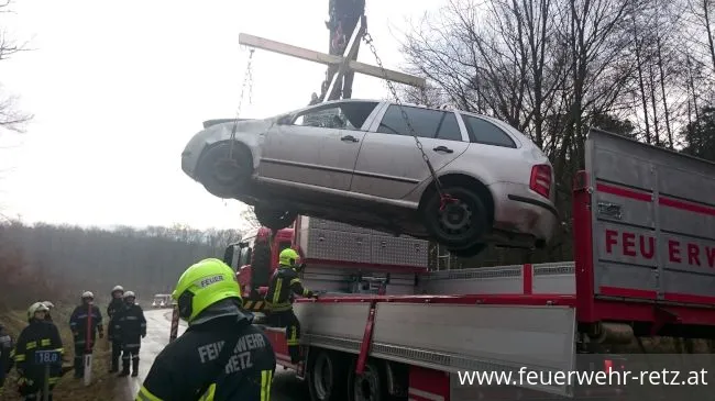 Foto 7, 15.12.2017, Technischer Einsatz - Fahrzeugbergung nach Verkehrsunfall Foto 7, 15.12.2017, Technischer Einsatz - Fahrzeugbergung nach Verkehrsunfall