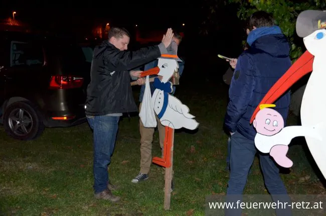 Foto 1, 02.11.2017, Storch aufstellen bei Oberfeuerwehrmann Manuel Fasching