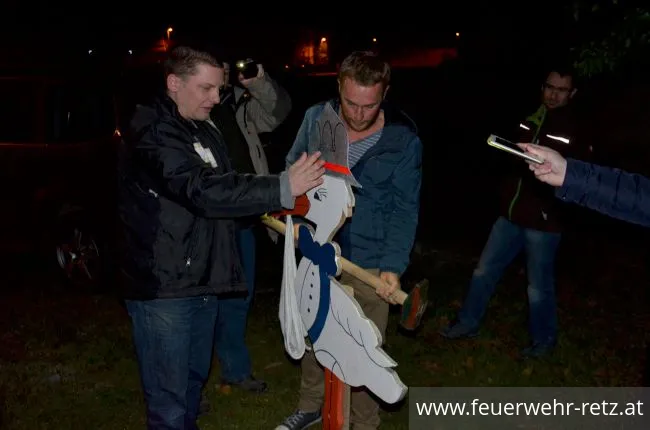 Foto 3, 02.11.2017, Storch aufstellen bei Oberfeuerwehrmann Manuel Fasching