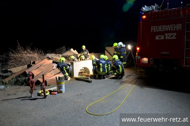 Foto 10, 27.11.2017, Technische Übung für die Feuerwehr Retz - Gebäudeeinsturz nach Explosion