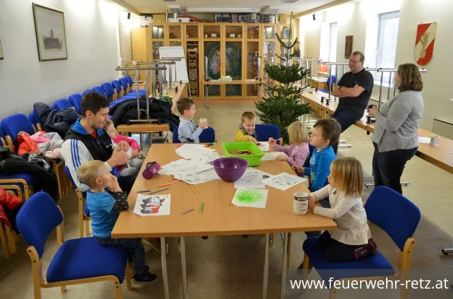 Foto 1, 24.12.2017, Erfolgreiche Friedenslichtaktion - Viele Retzer kamen ins Feuerwehrhaus