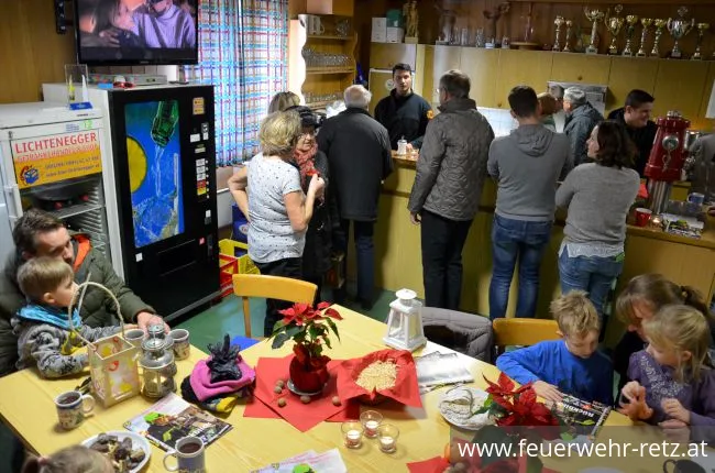 Foto 2, 24.12.2017, Erfolgreiche Friedenslichtaktion - Viele Retzer kamen ins Feuerwehrhaus