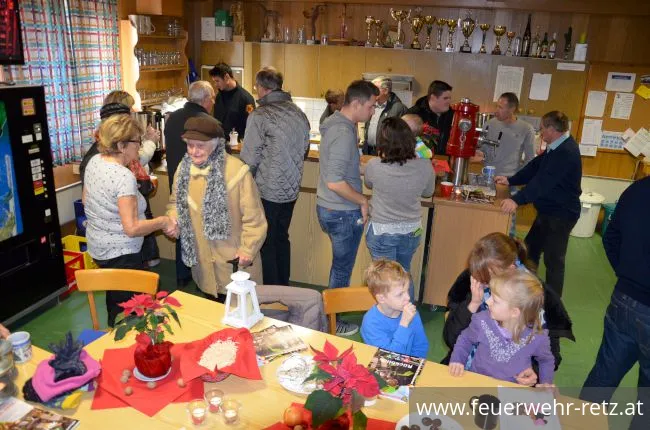 Foto 3, 24.12.2017, Erfolgreiche Friedenslichtaktion - Viele Retzer kamen ins Feuerwehrhaus