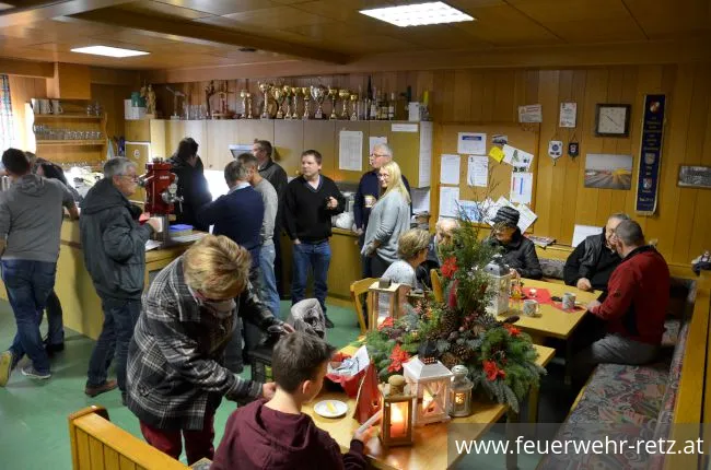 Foto 5, 24.12.2017, Erfolgreiche Friedenslichtaktion - Viele Retzer kamen ins Feuerwehrhaus