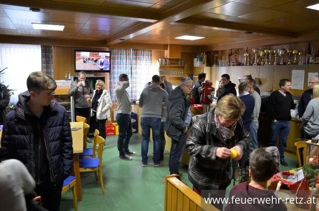 Foto 6, 24.12.2017, Erfolgreiche Friedenslichtaktion - Viele Retzer kamen ins Feuerwehrhaus