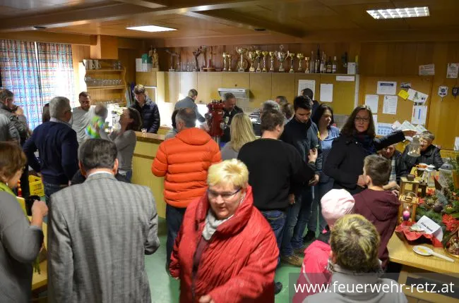 Foto 8, 24.12.2017, Erfolgreiche Friedenslichtaktion - Viele Retzer kamen ins Feuerwehrhaus