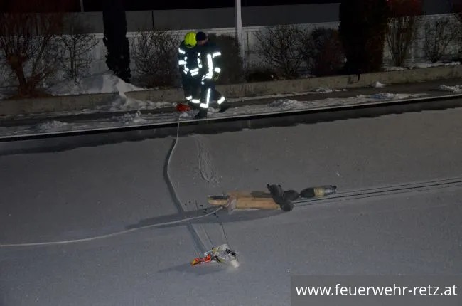 Foto 4, 01.03.2018, Übung - Person auf Eisfläche verunfallt Foto 4, 01.03.2018, Übung - Person auf Eisfläche verunfallt