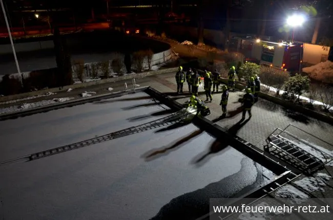 Foto 7, 01.03.2018, Übung - Person auf Eisfläche verunfallt Foto 7, 01.03.2018, Übung - Person auf Eisfläche verunfallt