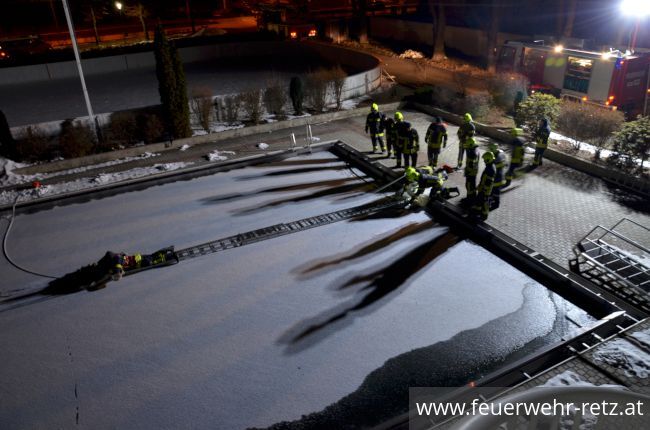 Foto 11, 01.03.2018, Übung - Person auf Eisfläche verunfallt