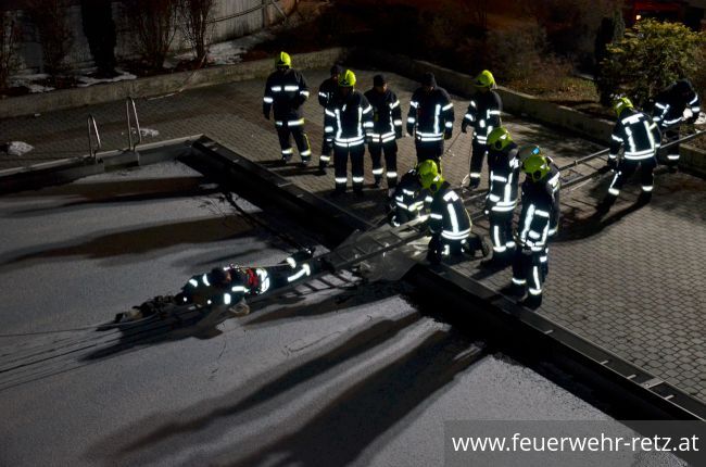 Foto 12, 01.03.2018, Übung - Person auf Eisfläche verunfallt