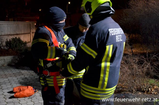Foto 16, 01.03.2018, Übung - Person auf Eisfläche verunfallt