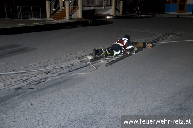 Foto 20, 01.03.2018, Übung - Person auf Eisfläche verunfallt