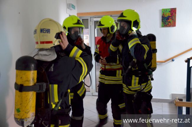 Foto 9, 26.03.2018, Übung in Betreuungseinrichtung - Zimmerbrand im Werkstättenbereich Foto 9, 26.03.2018, Übung in Betreuungseinrichtung - Zimmerbrand im Werkstättenbereich
