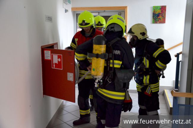 Foto 10, 26.03.2018, Übung in Betreuungseinrichtung - Zimmerbrand im Werkstättenbereich Foto 10, 26.03.2018, Übung in Betreuungseinrichtung - Zimmerbrand im Werkstättenbereich