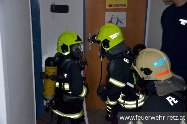 Foto 12, 26.03.2018, Übung in Betreuungseinrichtung - Zimmerbrand im Werkstättenbereich Foto 12, 26.03.2018, Übung in Betreuungseinrichtung - Zimmerbrand im Werkstättenbereich