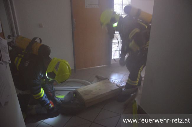 Foto 14, 26.03.2018, Übung in Betreuungseinrichtung - Zimmerbrand im Werkstättenbereich Foto 14, 26.03.2018, Übung in Betreuungseinrichtung - Zimmerbrand im Werkstättenbereich