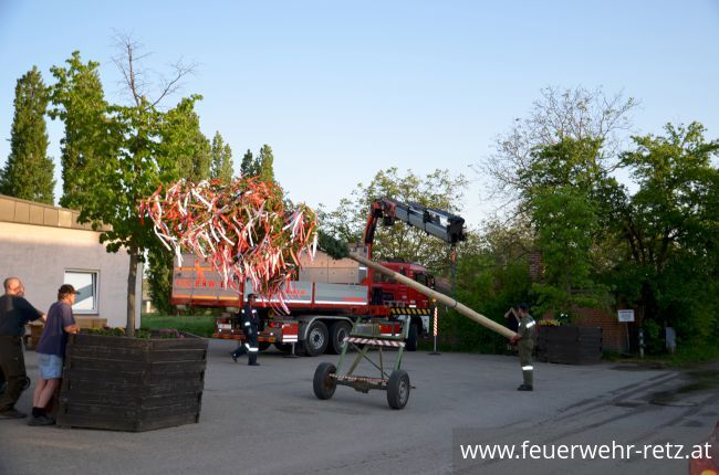 Foto 8, 07.05.2018, Maibaum aufstellen