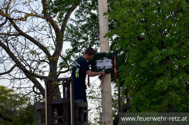 Foto 11, 07.05.2018, Maibaum aufstellen