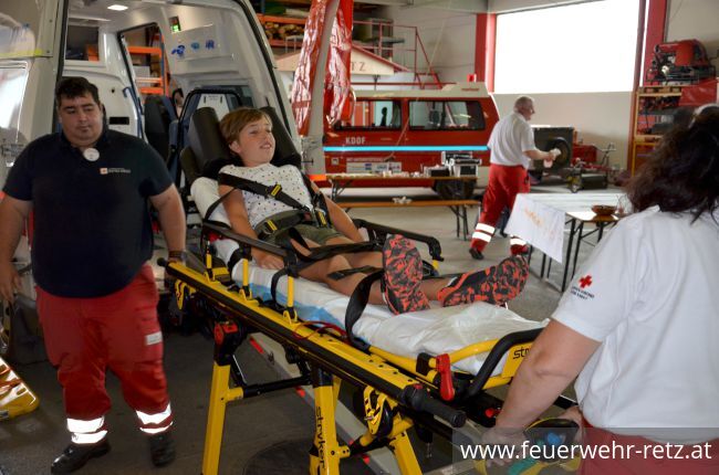 Foto 6, 01.08.2021, Blaulicht Nachmittag mit Feuerwehr und Rotes Kreuz - Ferienspiel 2021 im FF-Haus Retz