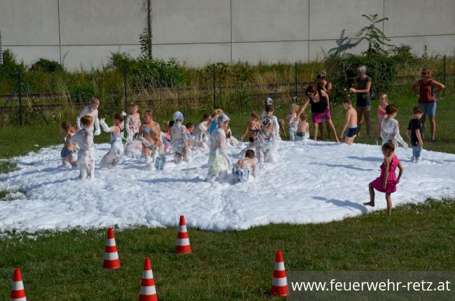 Foto 10, 01.08.2021, Blaulicht Nachmittag mit Feuerwehr und Rotes Kreuz - Ferienspiel 2021 im FF-Haus Retz