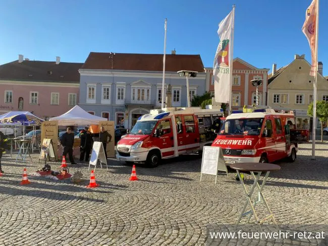 Foto 1, 25.10.2021, Sicherheitstag 2021 - Feuerwehren des Unterabschnittes präsentierten sich am Retzer Hauptplatz