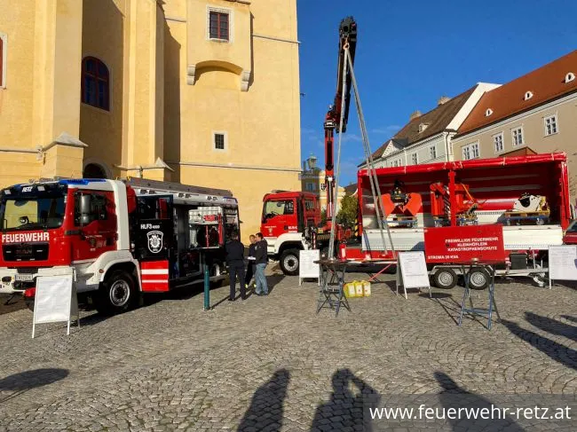 Foto 2, 25.10.2021, Sicherheitstag 2021 - Feuerwehren des Unterabschnittes präsentierten sich am Retzer Hauptplatz