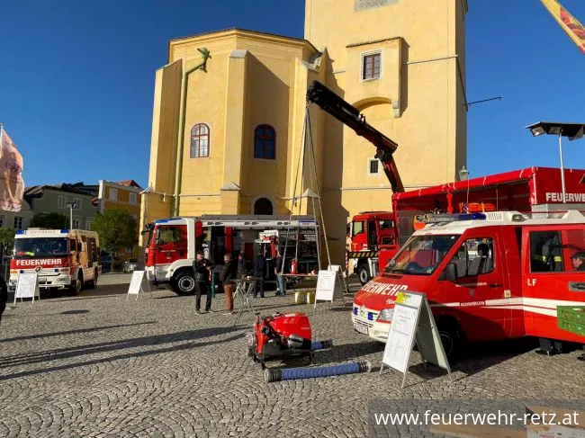 Foto 3, 25.10.2021, Sicherheitstag 2021 - Feuerwehren des Unterabschnittes präsentierten sich am Retzer Hauptplatz
