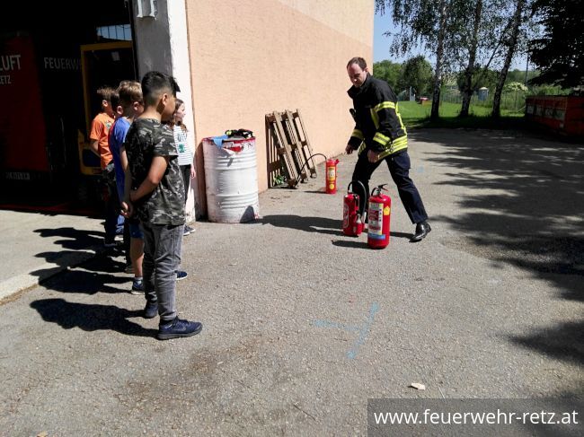 Foto 1, 18.07.2019, Gemeinsam - Sicher - Feuerwehr - Volksschule zu Besuch bei der FF-Retz