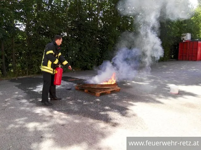Foto 2, 18.07.2019, Gemeinsam - Sicher - Feuerwehr - Volksschule zu Besuch bei der FF-Retz