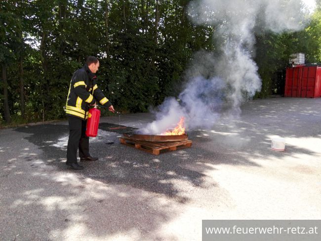 Foto 2, 18.07.2019, Gemeinsam - Sicher - Feuerwehr - Volksschule zu Besuch bei der FF-Retz
