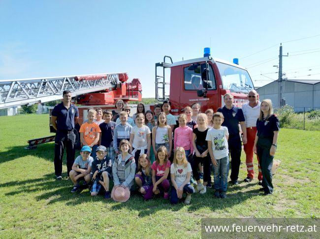 Foto 3, 18.07.2019, Gemeinsam - Sicher - Feuerwehr - Volksschule zu Besuch bei der FF-Retz
