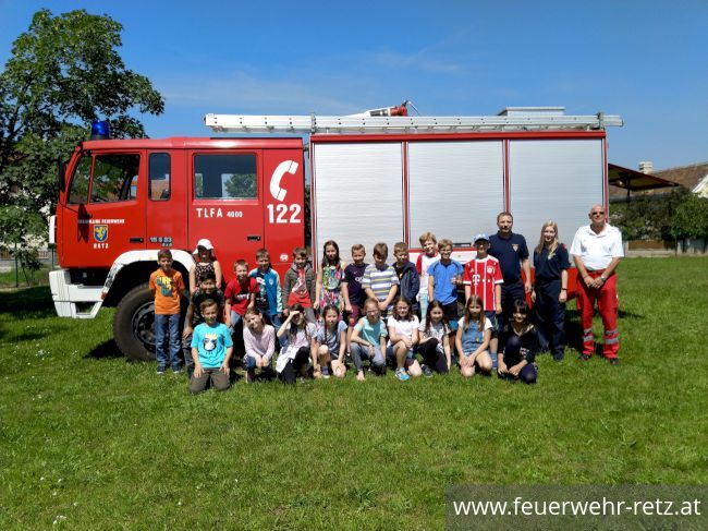 Foto 4, 18.07.2019, Gemeinsam - Sicher - Feuerwehr - Volksschule zu Besuch bei der FF-Retz
