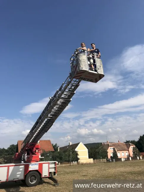 Foto 5, 19.07.2018, Aktion - Gemeinsam Sicher Feuerwehr - Volksschule Retz zu Besuch bei der Feuerwehr