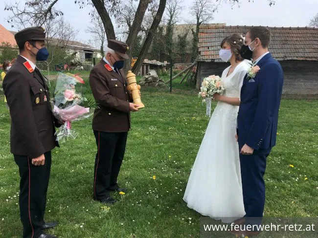Foto 1, 03.05.2021, Feuerwehrhochzeit in Guntersdorf - Hauptfeuerwehrmann Markus Attorf hat geheiratet