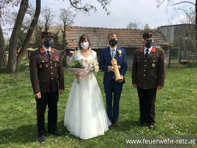 Foto 2, 03.05.2021, Feuerwehrhochzeit in Guntersdorf - Hauptfeuerwehrmann Markus Attorf hat geheiratet